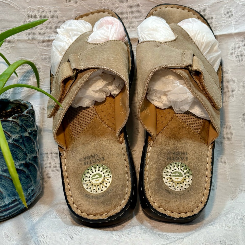 Earth Shoes Gelron 2000 Women’s Slip on Thong Sandals Suede Leather Cashew sz 8